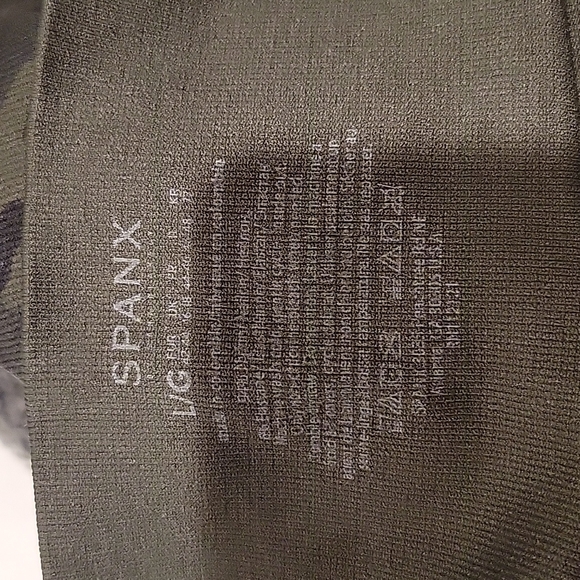 Spanx Look At Me Now Seamless Legging in Green Camo - Picture 4 of 5